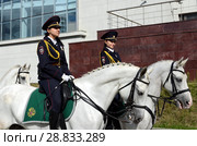 Девушки - полицейские кавалеристы заступают на охрану общественного порядка на улицах Москвы (2017 год). Редакционное фото, фотограф Free Wind / Фотобанк Лори