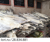 Соленая треска на продажу в рыбной лавочке Лиссабона (2018 год). Редакционное фото, фотограф Куприянова Ольга / Фотобанк Лори