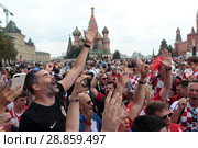 Хорваты поют песни на фоне собора Василия Блаженного в день финального футбольного матча Франция-Хорватия (2018 год). Редакционное фото, фотограф Дмитрий Неумоин / Фотобанк Лори