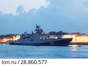 Санкт-Петербург. Военный корабль на параде в день ВМФ. Сторожевой корабль «Адмирал Макаров» проекта 11356 ВМС России (2018 год). Редакционное фото, фотограф Литвяк Игорь / Фотобанк Лори