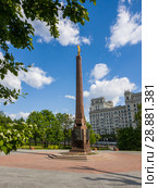 Ustyinsky Square and skyscraper on Kotelnicheskaya embankment in Moscow, Russia (2018 год). Стоковое фото, фотограф Володина Ольга / Фотобанк Лори