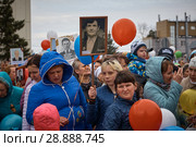 Люди с портретами фронтовиков - "Бессмертный полк" (2018 год). Редакционное фото, фотограф Иван Карпов / Фотобанк Лори