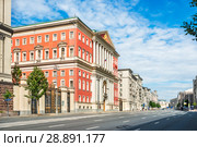 Мэрия на Тверской Red building of Moscow City Hall on Tverskaya Street (2018 год). Стоковое фото, фотограф Baturina Yuliya / Фотобанк Лори
