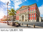 Здание Правительства Москвы Red building of the Moscow Government (2018 год). Стоковое фото, фотограф Baturina Yuliya / Фотобанк Лори