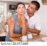 Man asking for forgiveness from girlfriend. Стоковое фото, фотограф Яков Филимонов / Фотобанк Лори