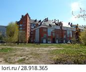 Улица Роговик, 5 (Четырехэтажный таунхаус, построен в 2005 году). Переулок Трудолюбия, 45 корпус 1 (восьмиэтажный, кирпичный, построен в 2002 году). Центральный район. Город Тверь. Россия (2016 год). Стоковое фото, фотограф lana1501 / Фотобанк Лори