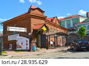 Мастерская-магазин "Местные поделки". Улица Ольги Берггольц, 3. Углич, Ярославская область (2018 год). Редакционное фото, фотограф Ирина Борсученко / Фотобанк Лори