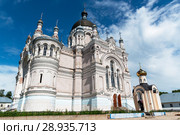 Собор Казанской иконы Божией Матери и Часовня Веры, Надежды, Любови и матери их Софии (Часовня-усыпальница бл. Любушки Сусанинской). Казанский женский монастырь. Вышний Волочек, Тверская область (2018 год). Редакционное фото, фотограф Александр Щепин / Фотобанк Лори