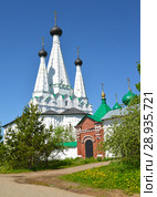 Успенская Дивная церковь и вход в Алексеевский женский монастырь. Улица Шаркова, 27. Углич, Ярославская область (2018 год). Стоковое фото, фотограф Ирина Борсученко / Фотобанк Лори