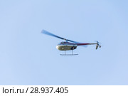 Лёгкий многоцелевой четырёхместный коммерческий вертолёт Robinson R44 в небе (2018 год). Редакционное фото, фотограф Дудакова / Фотобанк Лори