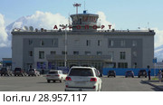 Летний вид на аэровокзал аэропорта Петропавловск-Камчатский (аэропорт Елизово) (2018 год). Редакционное видео, видеограф А. А. Пирагис / Фотобанк Лори