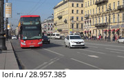 Двухэтажный экскурсионный автобус системы "Hop on hop of" на Невском проспекте. Санкт-Петербург, Россия (2018 год). Редакционное видео, видеограф Виктор Карасев / Фотобанк Лори