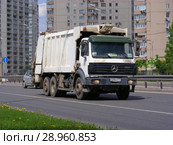 Мусоровоз Mercedes 2524 едет по дороге. Улица Лобачевского. Район Проспект Вернадского. Город Москва (2015 год). Редакционное фото, фотограф lana1501 / Фотобанк Лори