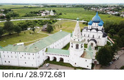 Aerial view of Suzdal Kremlin with Cathedral of Nativity, oldest part of medieval Russian city of Suzdal (2018 год). Стоковое видео, видеограф Яков Филимонов / Фотобанк Лори
