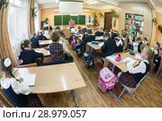 Школьный класс в школе во время урока, третьеклассники за партами, учительница у доски (2016 год). Редакционное фото, фотограф Кекяляйнен Андрей / Фотобанк Лори