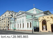 Москва, улица Покровка. Храм Живоначальной Троицы на Грязех у Покровских ворот в ясный летний день (2018 год). Стоковое фото, фотограф Овчинникова Ирина / Фотобанк Лори
