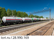 Россия,  Сибирь,Тюменская область, Уватский район, Туртас , Сургутское отделение Свердловской ж.д., железнодорожная станция  Юность -Комсомольская,  Железнодорожный состав цистерн с сжиженным газом, пропаном (2018 год). Редакционное фото, фотограф Александр Циликин / Фотобанк Лори