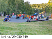 Зона отдыха "Тропарево". Ландшафтный заказник "Теплый Стан". Детская площадка (2018 год). Редакционное фото, фотограф Светлана Голинкевич / Фотобанк Лори