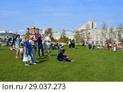 Москва, людии отдыхают в парке "Зарядье" летом в солнечную погоду (2018 год). Редакционное фото, фотограф Овчинникова Ирина / Фотобанк Лори