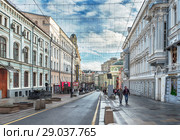 Москва. 7 января 2018 года: улица Большая Дмитровка. Слева - экс-доходные дома Г.Г. Солодовникова и театр оперетты. Справа находится бывший доходный дом Синодального ведомства (проект архитектора И. Г. Кондратенко) и дом Союзов. Редакционное фото, фотограф Светлана Васильева / Фотобанк Лори
