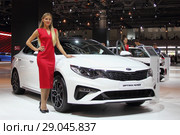 Московский международный автосалон ММАС 2018 в "Крокус Экспо" - KIA Optima GT рядом с девушкой стендисткой. Редакционное фото, фотограф Илья Илмарин / Фотобанк Лори