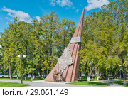 Россия, Тюмень, памятник "Молодым созидателям земли Тюменской", открыт 14 августа 2018 года  на привокзальной площади станции Тюмень. Редакционное фото, фотограф Александр Циликин / Фотобанк Лори