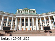 Центральный академический театр Российской армии (ЦАТРА). Летний солнечный день. Москва. Россия (2018 год). Редакционное фото, фотограф E. O. / Фотобанк Лори