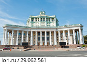 Здание центрального академического театра Российской армии (ЦАТРА). Летний день. Москва. Россия (2018 год). Редакционное фото, фотограф E. O. / Фотобанк Лори