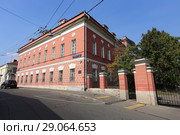 «Усадьба Е. А. Волконской – Н. И. Прокофьева» осенью. Город Москва, 4-й Сыромятнический переулок, 1 строение 1 (2018 год). Редакционное фото, фотограф Алексей Гусев / Фотобанк Лори