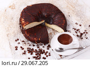 Сыр Драй джек на белом фоне с чашкой кофе. Стоковое фото, фотограф Марина Володько / Фотобанк Лори