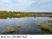 Летний пейзаж с  рыбаком ловящем рыбу на реке (2018 год). Стоковое фото, фотограф Игорь Низов / Фотобанк Лори
