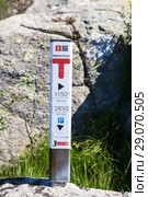 Столб с указанием расстояния и направления к утесу Прекестулен (Preikestolen) к туристической парковке. Норвегия (2018 год). Редакционное фото, фотограф Кекяляйнен Андрей / Фотобанк Лори