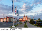 Город Сочи, Краснодарский край, Адлер. Гостиничный комплекс "Богатырь" на Олимпийском проспекте вечером (2018 год). Редакционное фото, фотограф Игорь Низов / Фотобанк Лори