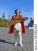 Musician with music instrument gusli standing on red Square (2018 год). Стоковое фото, фотограф Алексей Кузнецов / Фотобанк Лори