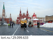 Уборка снега в Москве на Красной площади после сильного снегопада, Россия (2018 год). Редакционное фото, фотограф Елена Коромыслова / Фотобанк Лори