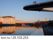 Floating Bridge over Moskva river at sunrise (2018 год). Стоковое фото, фотограф Liseykina / Фотобанк Лори