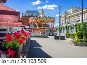 Карусель в Москве и цветы. Carousel in Moscow  and red flowers (2018 год). Редакционное фото, фотограф Baturina Yuliya / Фотобанк Лори