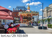Карусель в Москве. carousel on the Revolution Square (2018 год). Редакционное фото, фотограф Baturina Yuliya / Фотобанк Лори