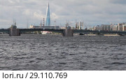 Река, мост и город. Санкт-Петербург, Россия (2018 год). Редакционное видео, видеограф Вадим Хомяков / Фотобанк Лори