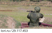 Солдат с автоматом стреляет из окопа. Стоковое видео, видеограф Игорь Долгов / Фотобанк Лори