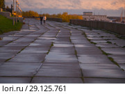 Мокрые бетонные плиты. Набережная в городе Архангельск. Россия, Архангельская область (2018 год). Стоковое фото, фотограф Яковлев Сергей / Фотобанк Лори