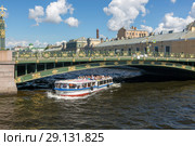 Вид на Пантелеймоновский мост через реку Фонтанку в Санкт-Петербурге (2018 год). Редакционное фото, фотограф V.Ivantsov / Фотобанк Лори