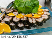 Резаная скумбрия с лимоном и салатом. Стоковое фото, фотограф Beerkoff / Фотобанк Лори