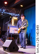 Известный гитарист Гия Дзагнидзе и группа Modern Blues Band и в джаз клубе "EverJazz". Екатеринбург. Редакционное фото, фотограф Евгений Ткачёв / Фотобанк Лори