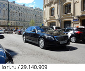 Черный автомобиль со спецсигналом на дороге. Улица Ильинка. Тверской район. Город Москва. Россия (2018 год). Редакционное фото, фотограф lana1501 / Фотобанк Лори