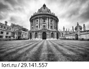 The view of Radcliffe Camera in the center of Radcliffe Square. Oxford University. Oxford. England. (2009 год). Стоковое фото, фотограф Сергей Пристяжнюк (Serg Zastavkin) / Фотобанк Лори