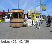 Продажа Очаковского кваса на розлив. Город Мытищи. Мытищинский район. Московская область. Россия (2015 год). Редакционное фото, фотограф lana1501 / Фотобанк Лори