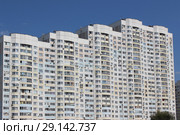 Новые жилые дома на улице Борисовка в Мытищах, Московская область (2018 год). Редакционное фото, фотограф Елена Орлова / Фотобанк Лори