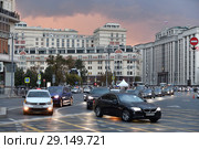 Moscow, Russia - September 22. 2018. traffic on theatrical passage one of main streets of capital. Редакционное фото, фотограф Володина Ольга / Фотобанк Лори