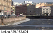 Солнечный апрельский день на Мойке, вид на Зеленый мост. Санкт-Петербург (2018 год). Стоковое видео, видеограф Виктор Карасев / Фотобанк Лори